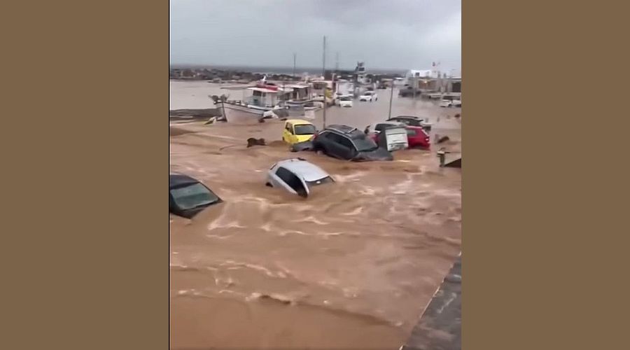 Проливни дъждове в Гърция превърнаха улици в реки, затварят училища заради потопа (ВИДЕО)